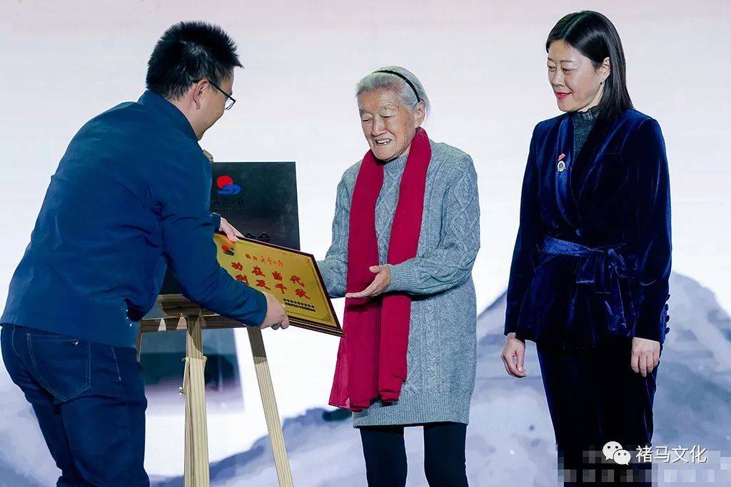 褚橙庄园董事长马静芬在云南青基会发起成立"褚马奶奶励志公益基金"