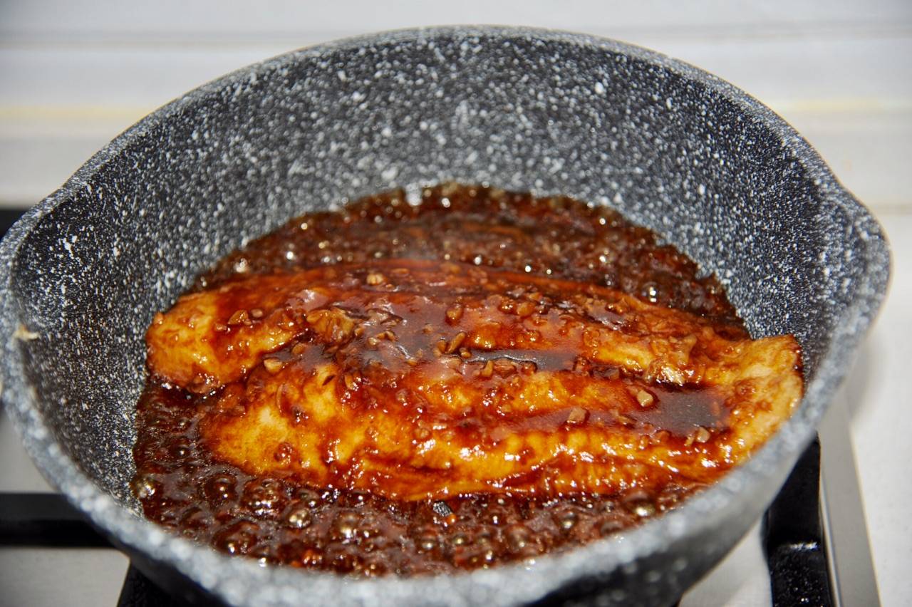 撒上葱花点缀一下这道美味的蒲烧龙利鱼就做好了,米饭包裹着汤汁味道