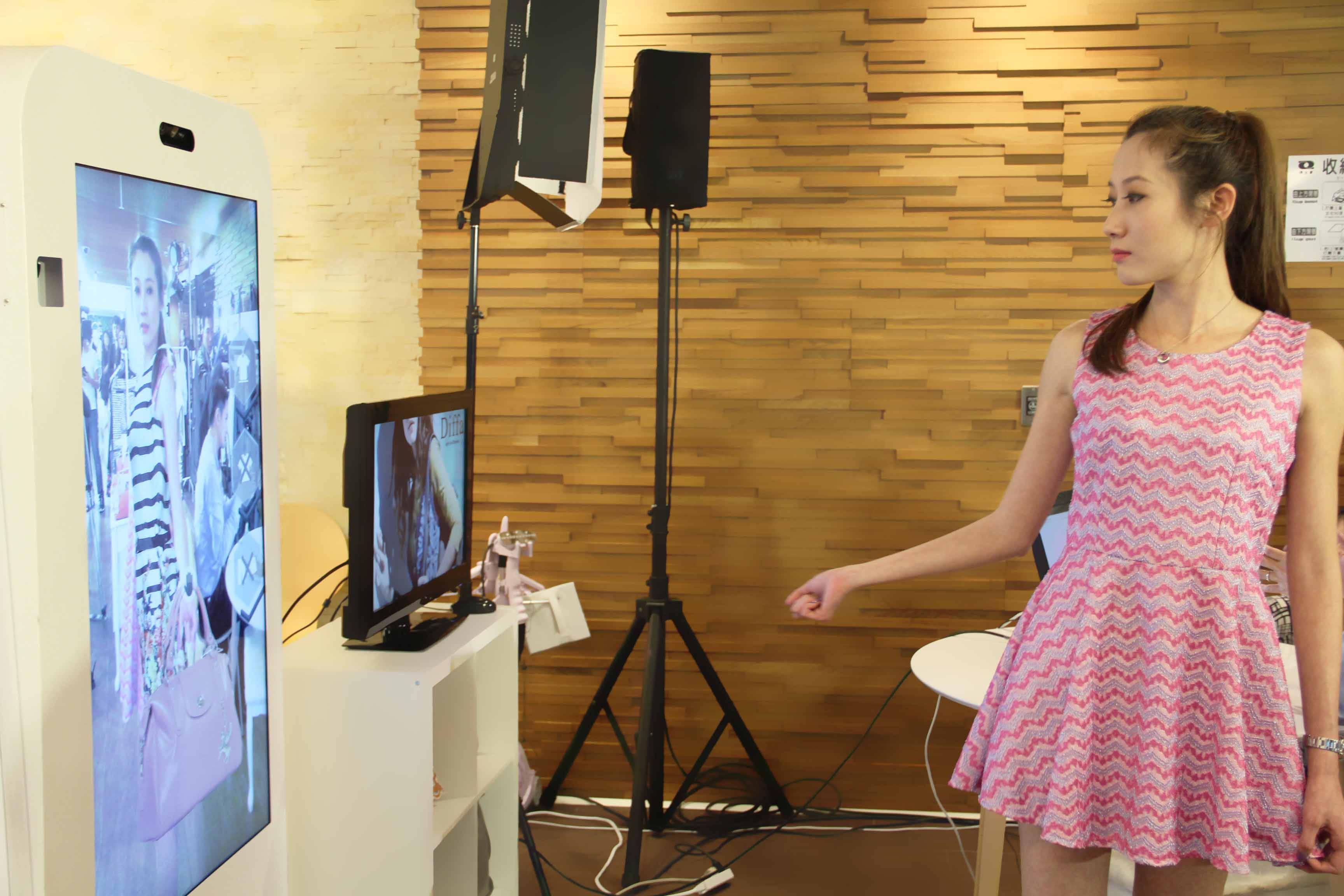 虚拟试衣间满足你的各种穿衣需求