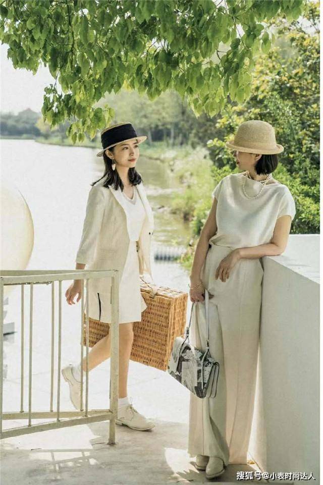 衬衣 女人过了50岁少穿T恤短裤,瞧三木妈妈这样来穿,优雅知性又时髦