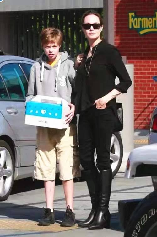 文化 皮特大闺女希洛惊艳红毯,穿印花礼服挺美,脸型就是“复合体”