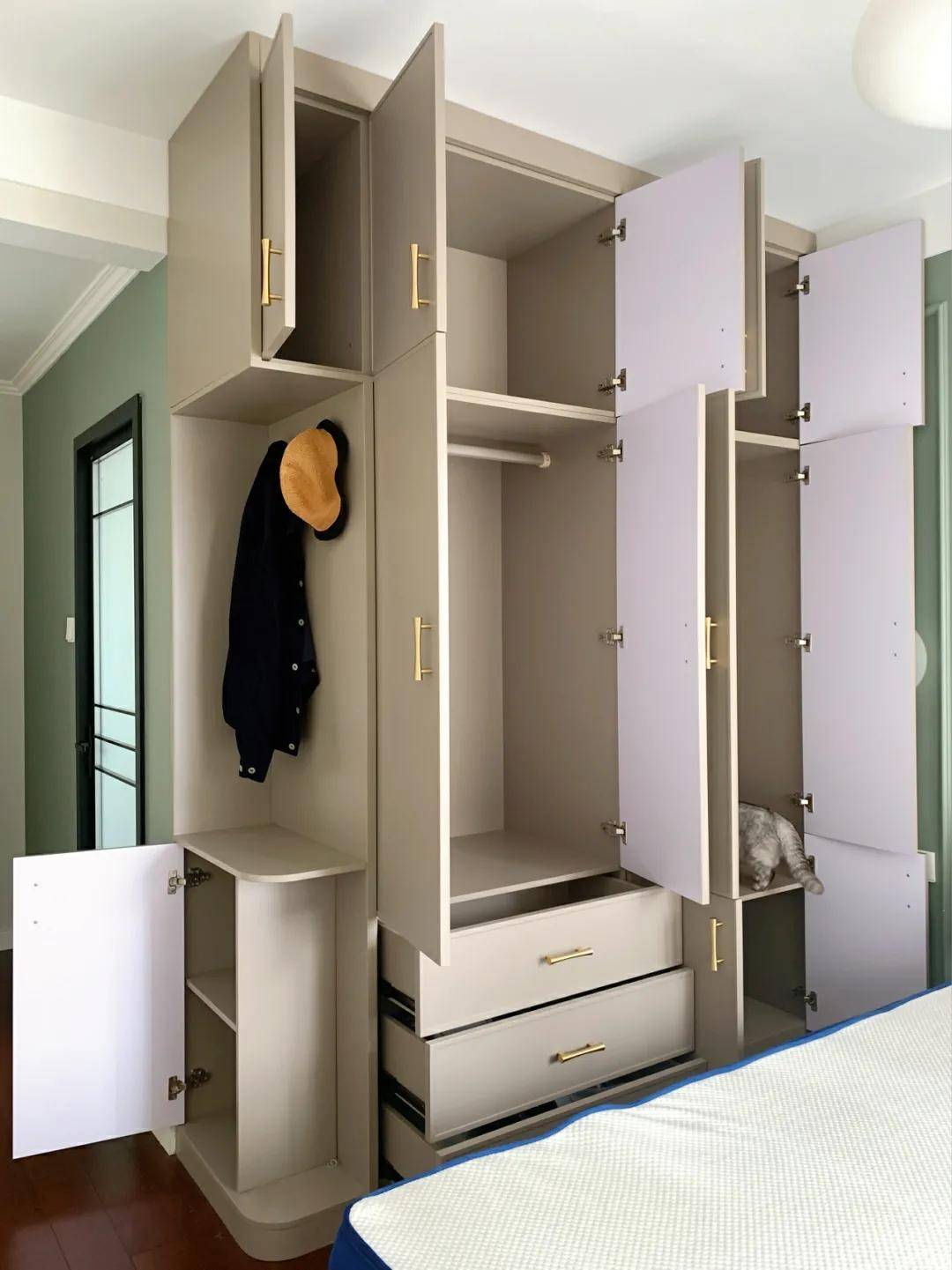 卧室衣柜也有尺寸哦!侧边转角也带柜门,很实用!