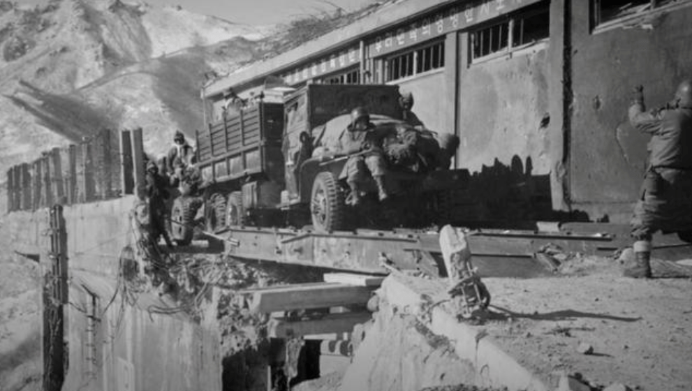 电影|离超过《长津湖》还差5步？这部抗美援朝新片，或改写票房天花板？