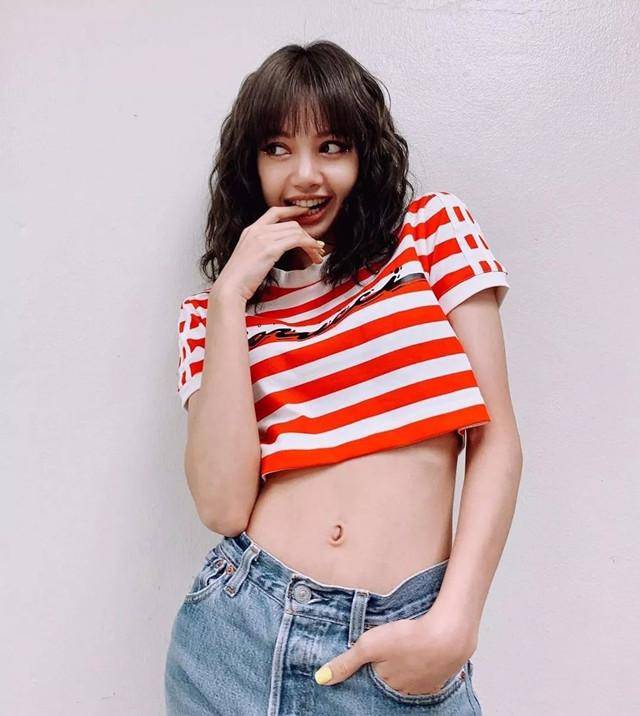 什么 西装整套穿过时了，现在流行“上短下长”搭配，lisa泫雅都上头了