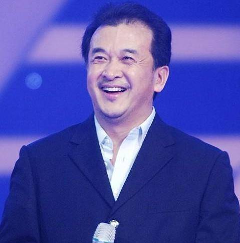 舞台|黄宏近照头发稀疏花白，自然搂住于文华显亲昵，61岁暴瘦二十斤