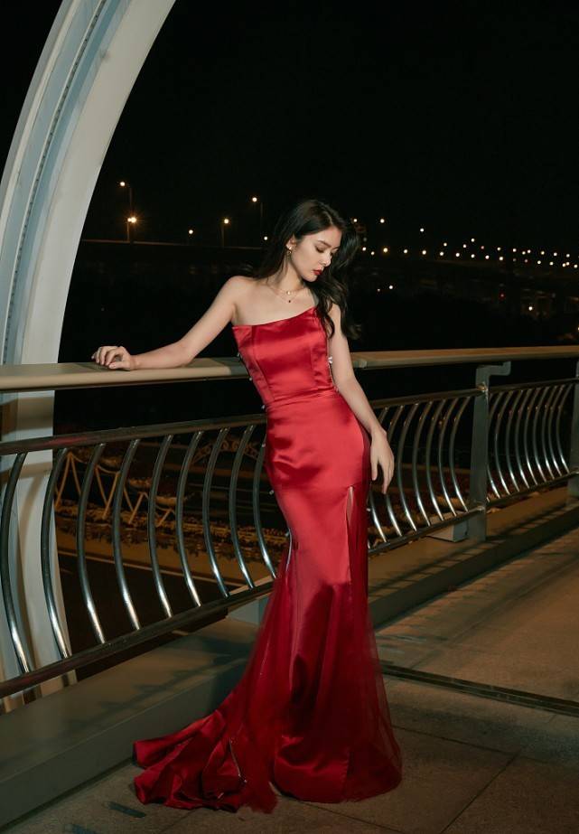 原创傅菁的御姐穿搭挺在线一袭红色抹胸裙加身纯欲感满满