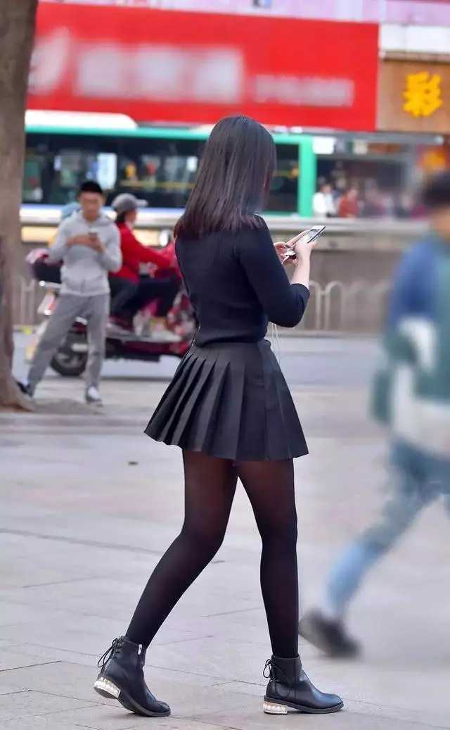 温情 冬季可以用连衣裙搭配雪地靴展现优雅大气，文雅温情