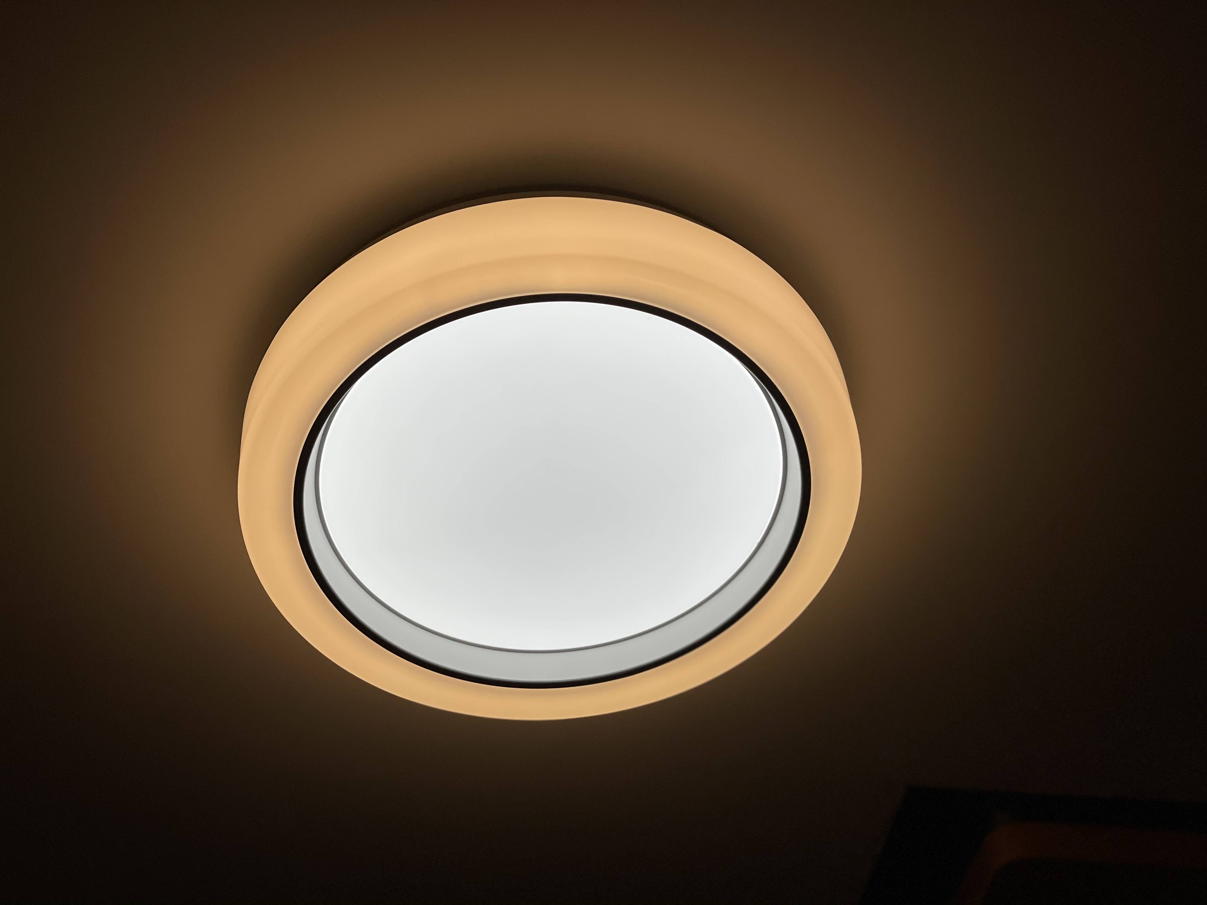 宜美朗月吸顶灯有三种灯光颜色,暖黄光,暖白光,正白光,只需要关闭开关