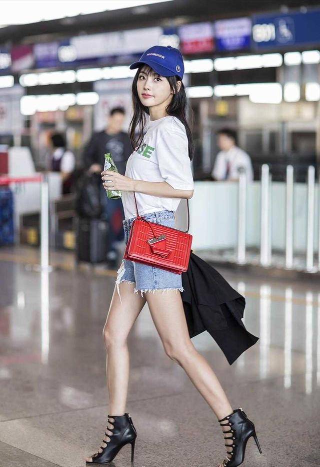 因为 张嘉倪真是“人间水蜜桃”，浅绿色薄纱连衣裙清新脱俗，活力满满