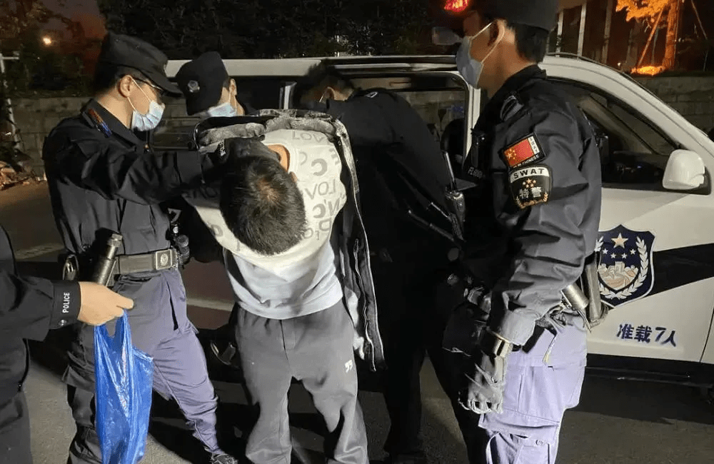 男子当街行凶,95后女警空手夺刀救人,这一幕火了,又美又飒