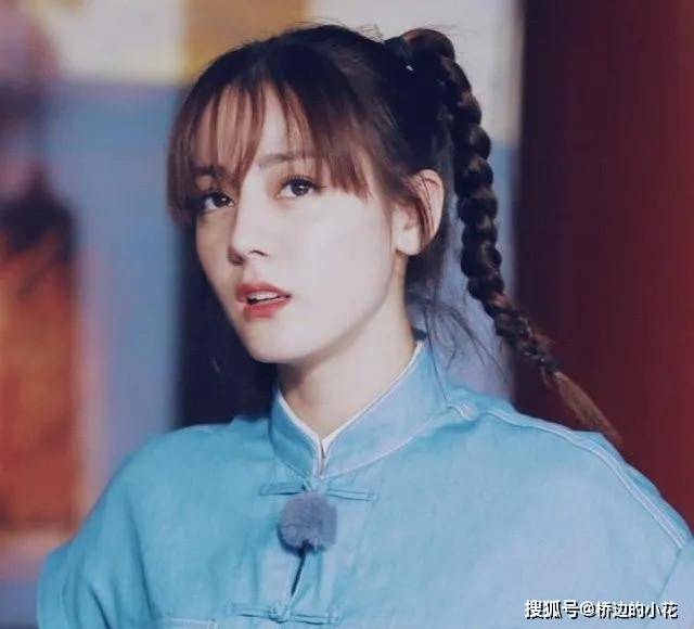 发型女人再懒也别披头散发！今年巨乖的4种“扎发”，时尚减龄显脸小