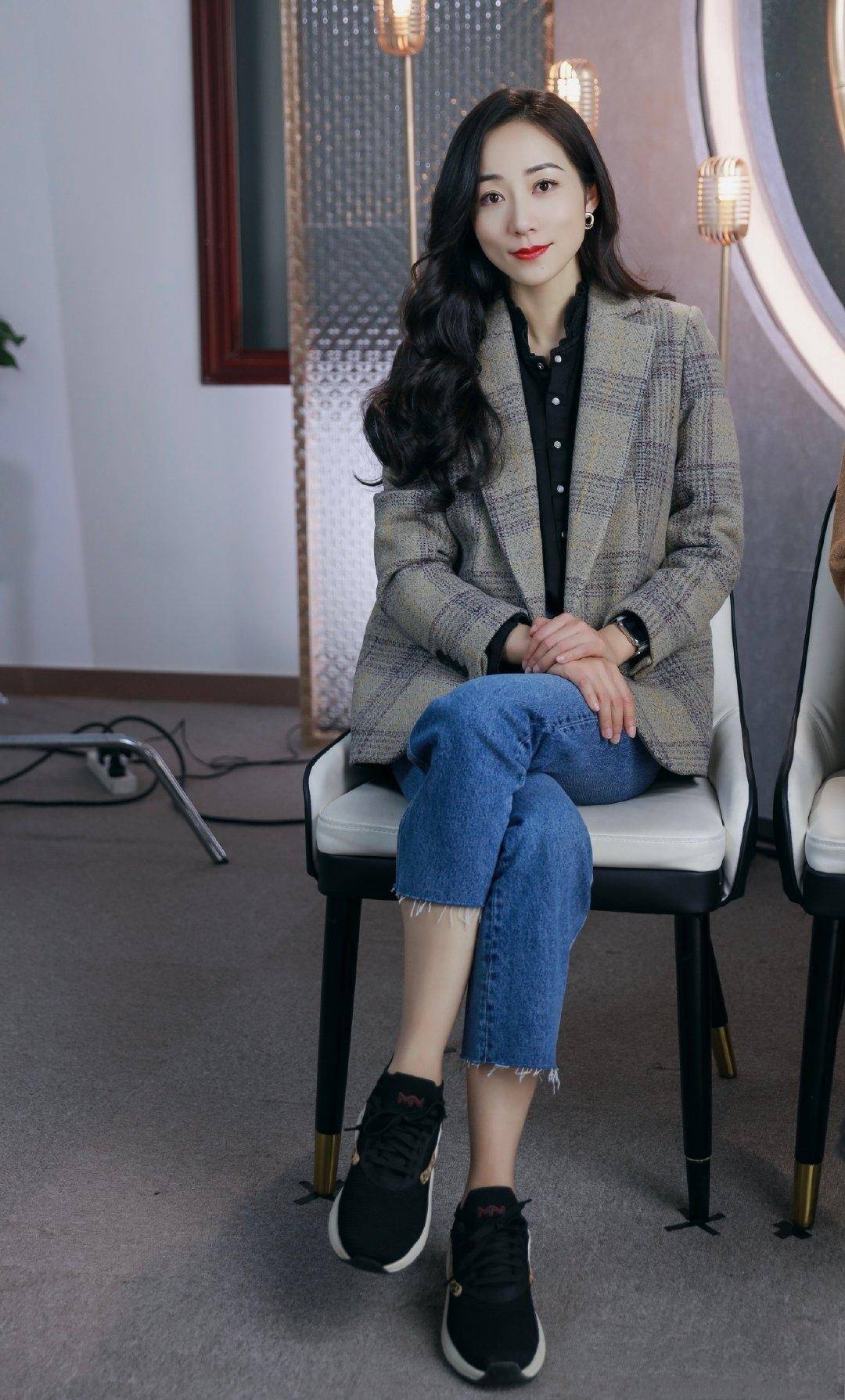 韩雪开叉裙配厚底鞋正式又休闲,标志卷发颇有魅力_黑色