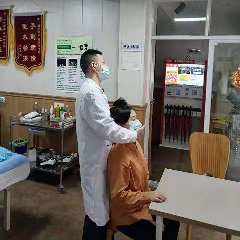 成都|不吃药，一推一按轻松解决，成都诚济何医生治疗颈椎痛有一手