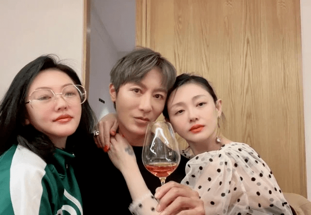 进行 大S离婚后首露面!穿波点透视装瘦回杉菜少女感爆棚,比小S还嫩