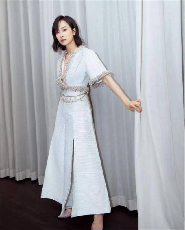 套装 女人过了40岁别瞎穿，今冬流行的“小香风”，过年照着穿就很洋气