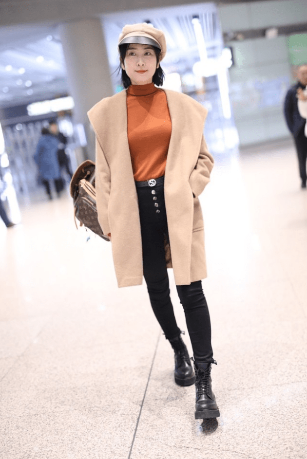 黑色 40岁的马苏状态不输年轻人，穿卡其色大衣优雅时髦，气质超好