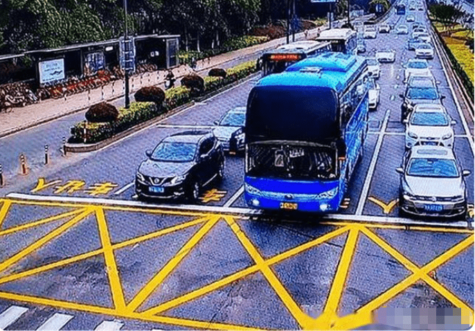 礼让行人该取消吗 新规惹怒百万车主 还不如以前 马路 时候 有关