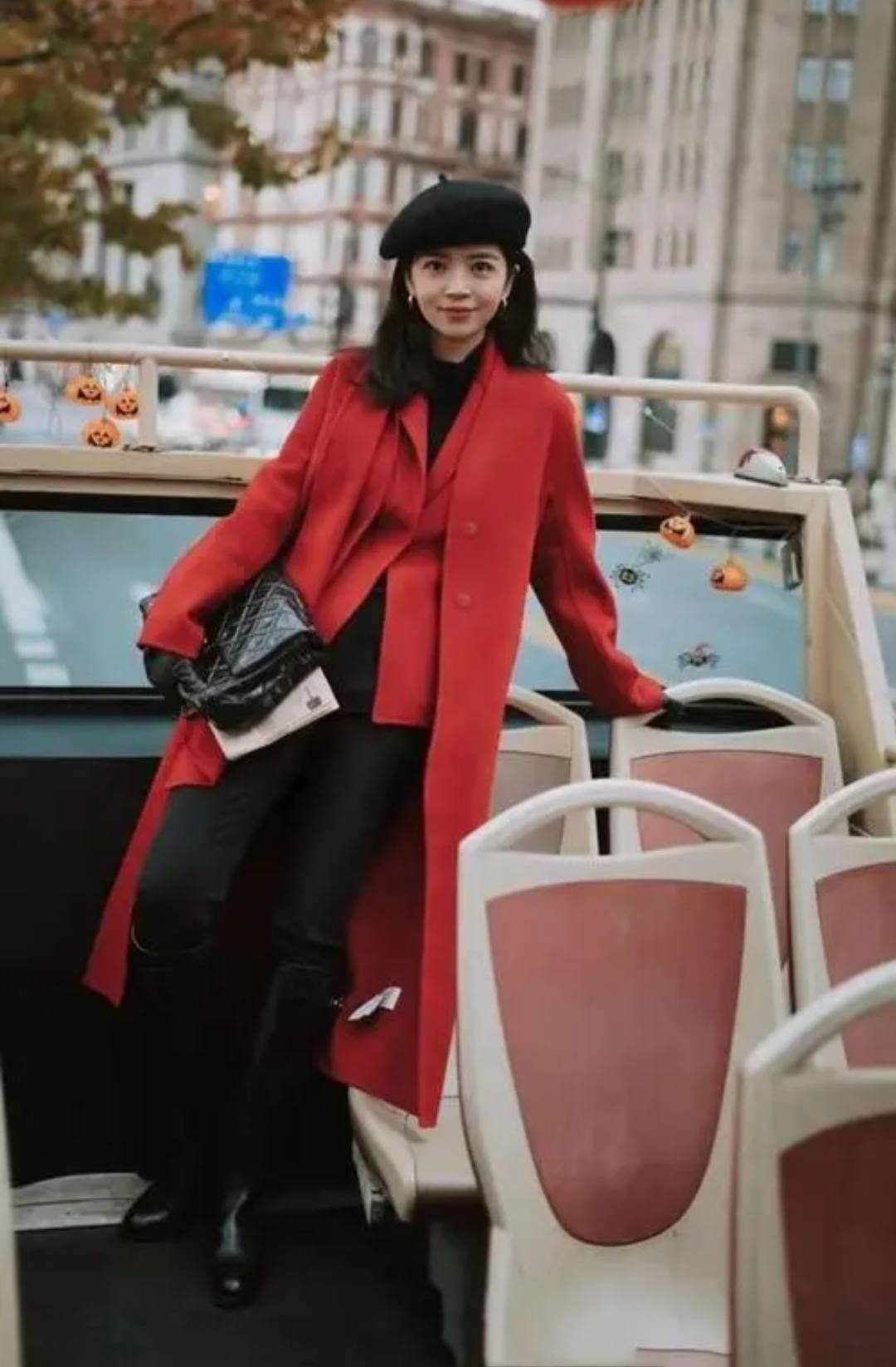 颜色 冬天穿“红色”更时髦，学三木母女这样搭，不扮嫩不显老更有气质