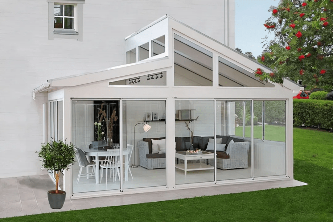 冬天别墅花园里最舒适的地方阳光房