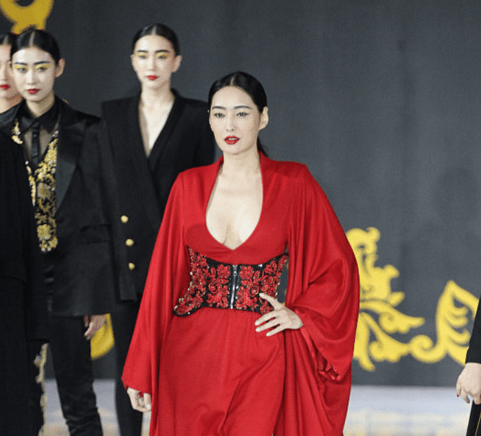 观众 年过半百的孟广美还挺“大胆”,穿红裙都要“一步到胃”,太惹眼