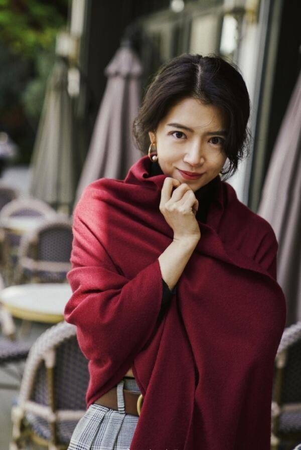 颜色 冬天穿“红色”更时髦，学三木母女这样搭，不扮嫩不显老更有气质