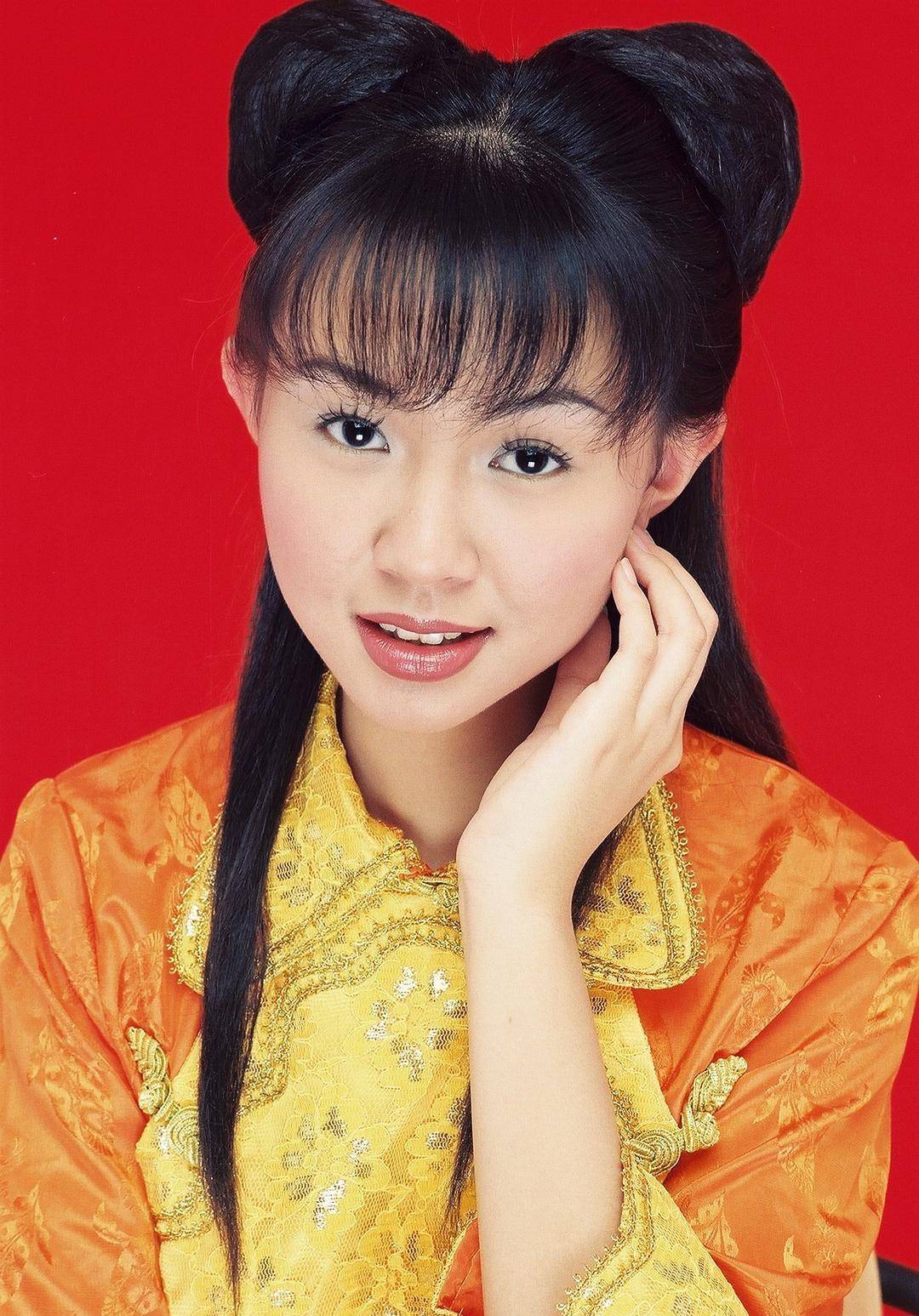 40岁的卓依婷发新歌《我还在》 女儿8岁 一家三口过着平静甜蜜的生活