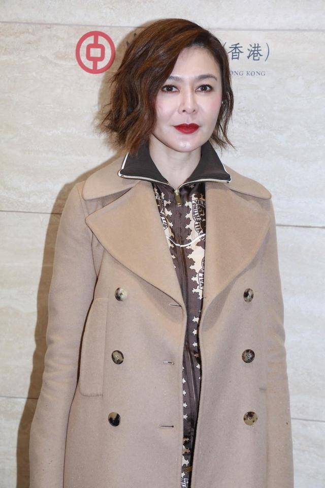 浅棕色 57岁关之琳依旧风韵犹存!浅棕色大衣稳重大气,涂大红唇气场强大