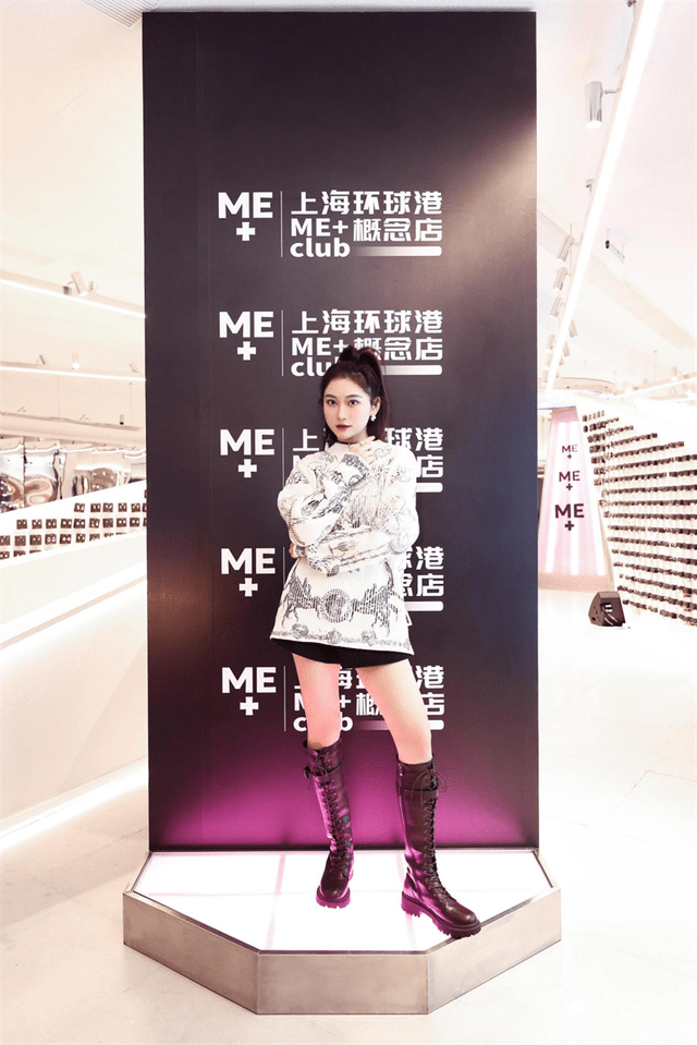 me 是诞生于2020年的新世代流行饰品品牌,首家概念形象店坐落于上海市