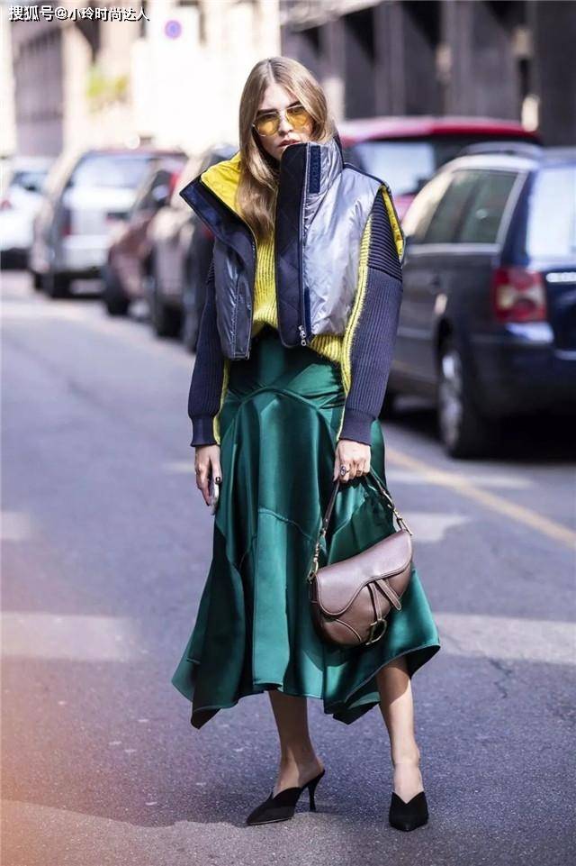 羽绒服 今年火了一种搭配，叫“包臀羽绒服+裙子”，时尚又保暖谁穿谁美