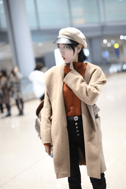 黑色 40岁的马苏状态不输年轻人，穿卡其色大衣优雅时髦，气质超好