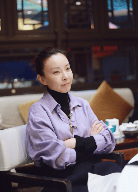 季节 刘威葳示范“四季衬衫”穿搭法，44岁也敢下衣失踪，美得挺高调