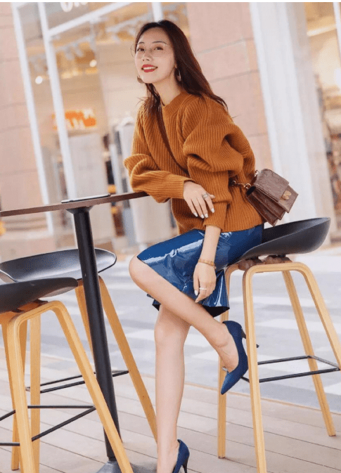 棕色 入冬后的高级感从何而来?靠一件“针织衫”就可以搞定,时髦大气