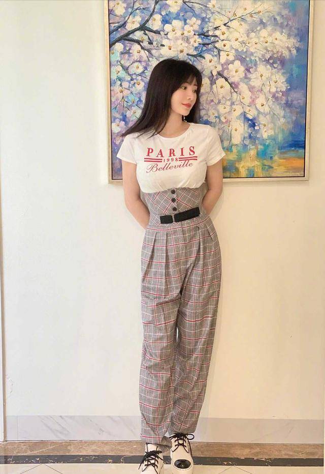 曲线 柳岩身材真丰满!一袭抹胸连衣裙大秀事业线性感高级,凹凸感真好