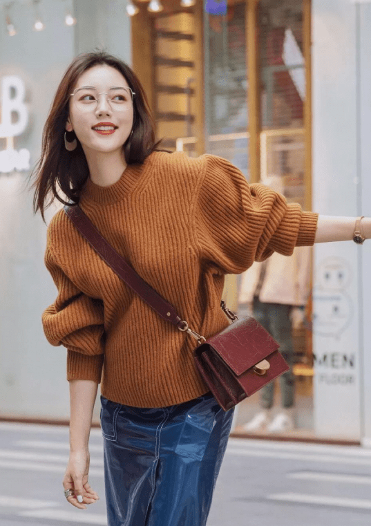 棕色 入冬后的高级感从何而来?靠一件“针织衫”就可以搞定,时髦大气