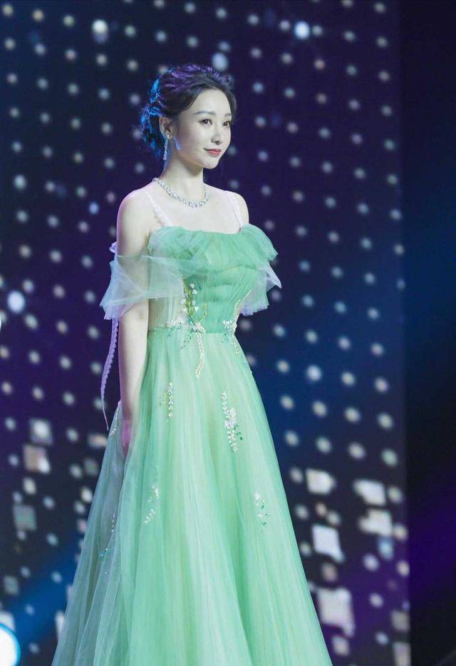 曲线 柳岩身材真丰满!一袭抹胸连衣裙大秀事业线性感高级,凹凸感真好