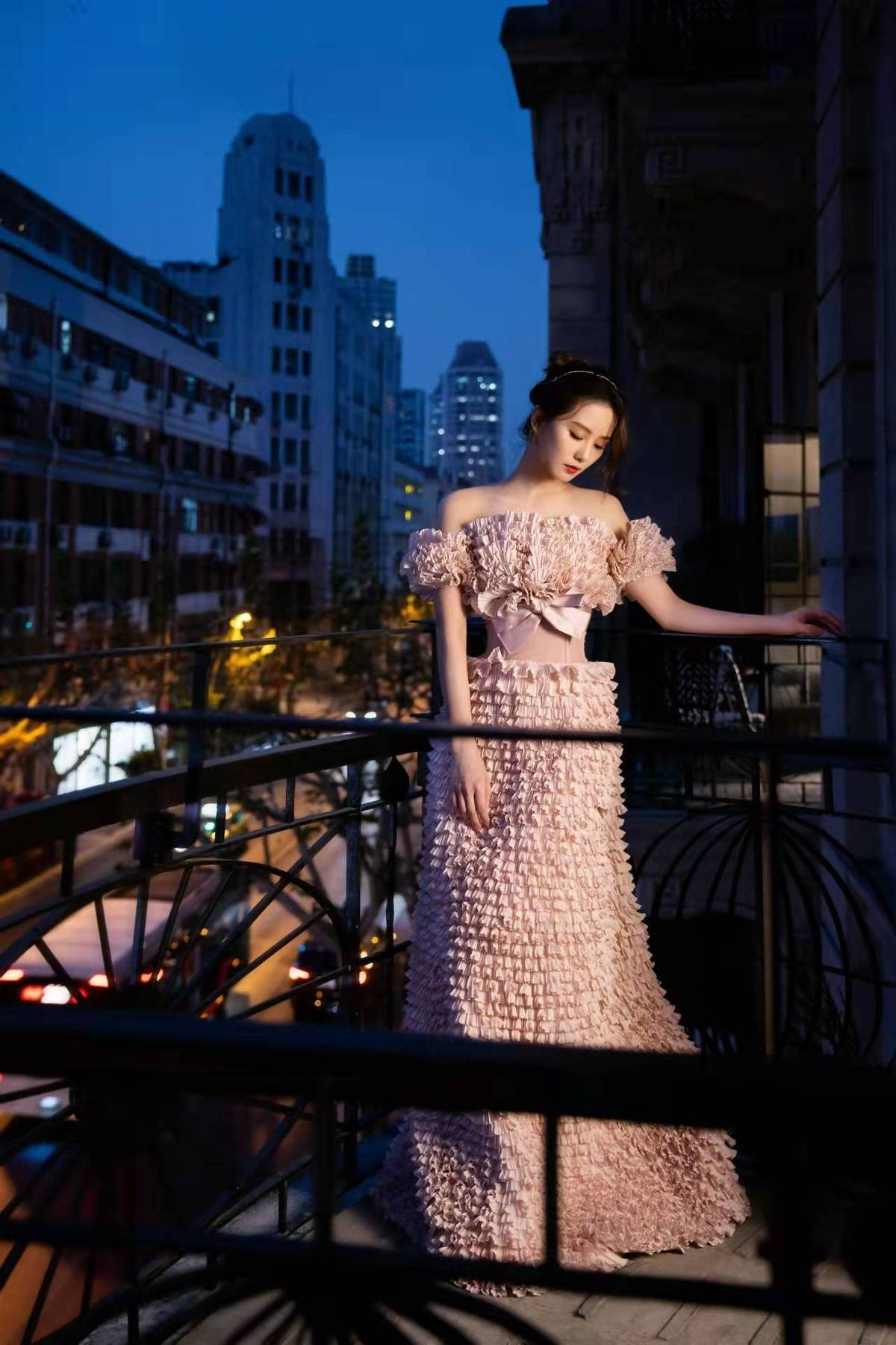 设计 刘诗诗：这粉色礼服太褶了？抹胸设计展现性感和优雅，你爱了吗？