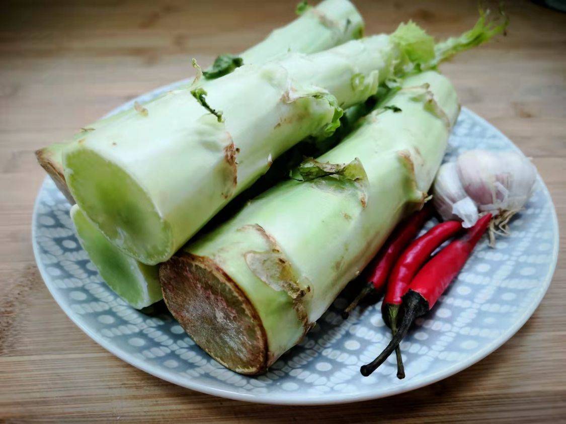 2,莴笋把根部切除,外皮去除干净,切成大小相同的小块,或者切成自己