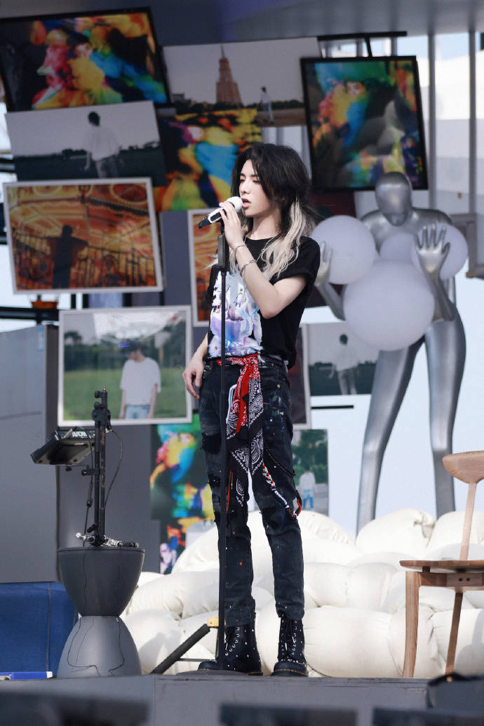 新歌|华晨宇火星演唱会新歌首唱！开启《飞行模式》进入火星乐园狂欢