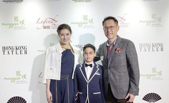 魅力 52岁的李嘉欣穿紫色小礼裙很显“贵”,身材没缩水,状态真好