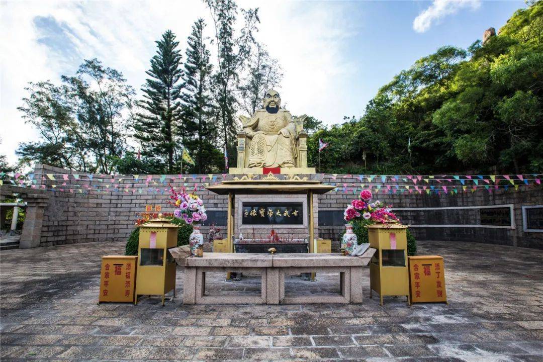 不仅有一路的花木葱茏相伴,你还能遇到外伶仃岛的 北帝庙