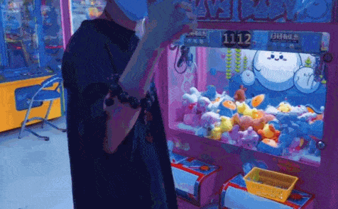 结果|蔡徐坤去逛夜市！游乐场工作人员误把他当网红！这一举动超暖心