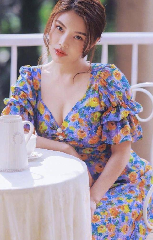 带着 徐冬冬太会穿!穿碎花连衣裙优雅复古,兼具甜美和性感气质