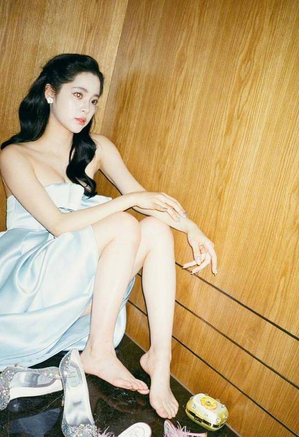 原创组图欧阳娜娜分享18宫格胶片写真头戴皇冠眼神清澈可人
