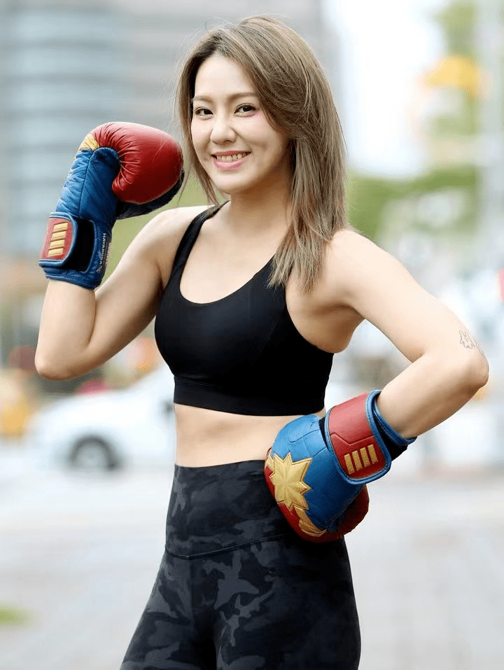 一个名气不大的小明星,但还是有一定的影响力,她和格斗选手黄育仁成婚