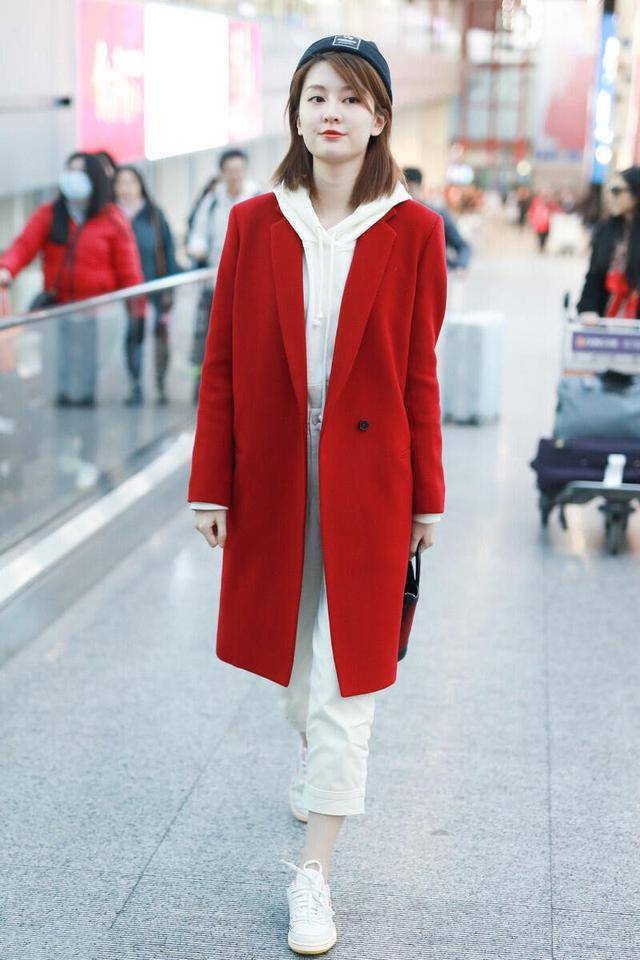 颜色 红大衣内搭白色卫衣清纯甜美，真的超级显白