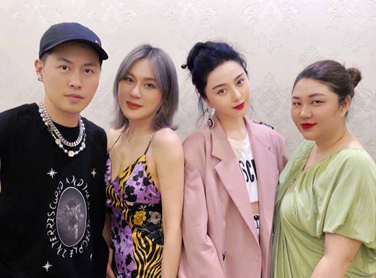 喇叭裤 范冰冰打卡西安！穿黑西装配喇叭裤好抢眼，骑跨式拥抱邻家感十足