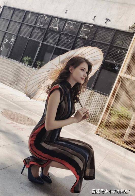 赫本 24岁“俄罗斯赫本”走红，一袭红裙穿出“凹凸感”，美得不真实