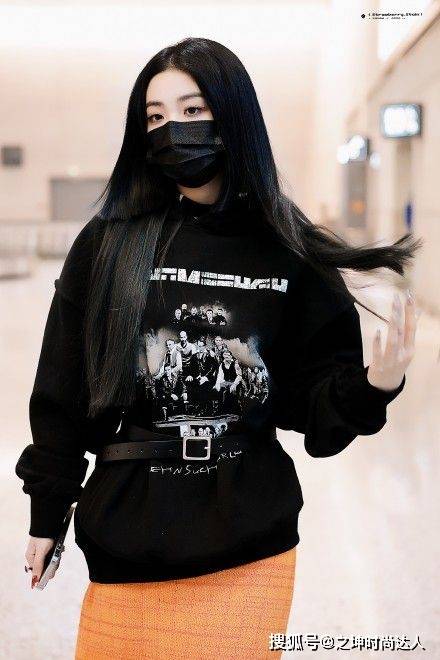 冬日 喻言时尚穿搭冬日黑橙撞色混搭