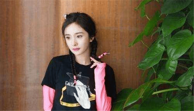 女孩子 三伏天一定不要穿防晒衣，学学杨紫、杨幂，这样穿清凉防晒又时髦