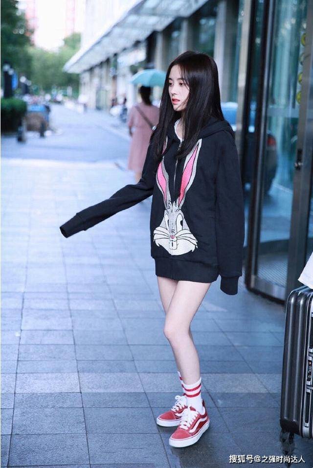 黑色 卫衣的时尚穿搭方法